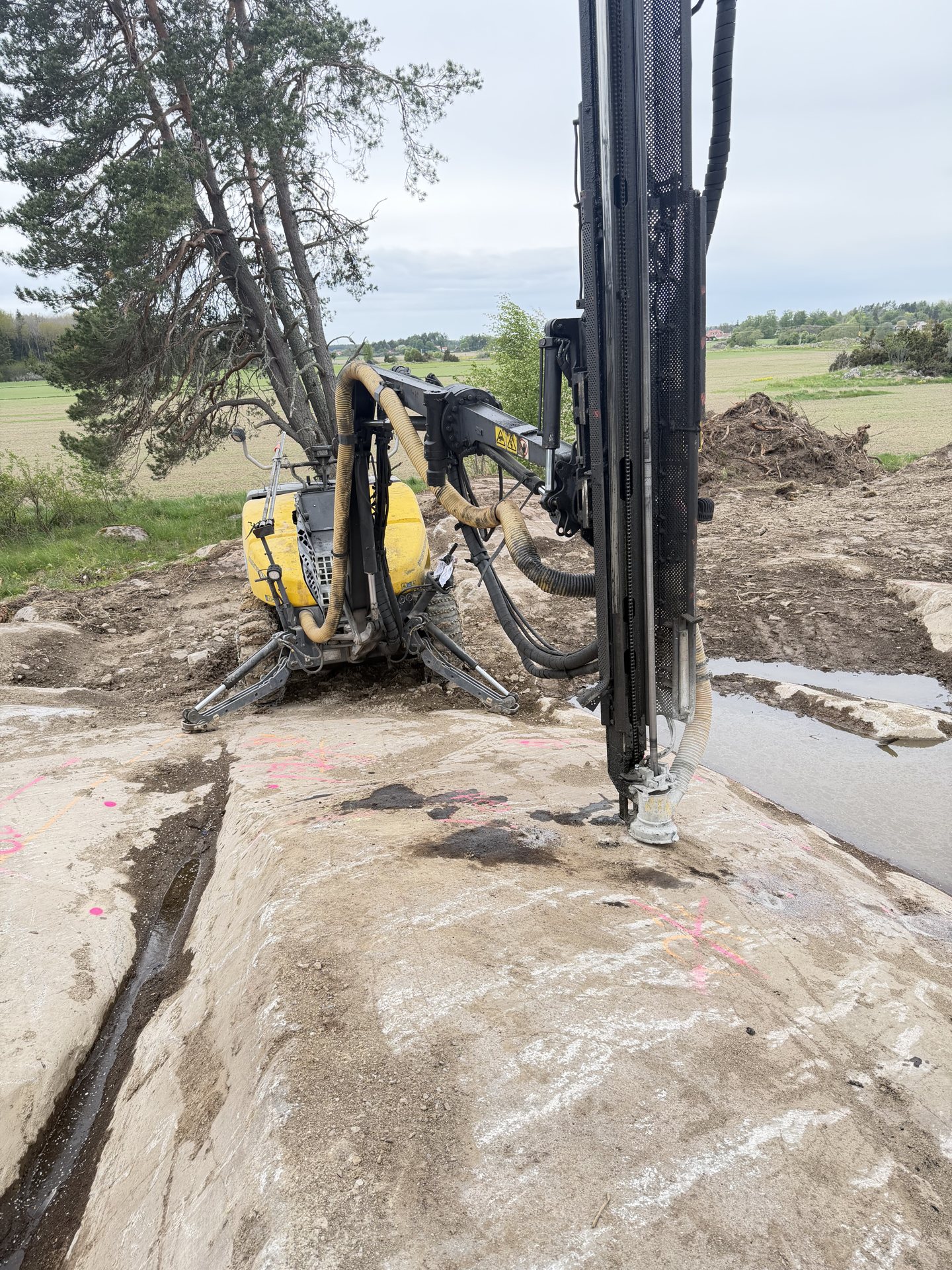Grävmaskin vid bergschakt och markarbete