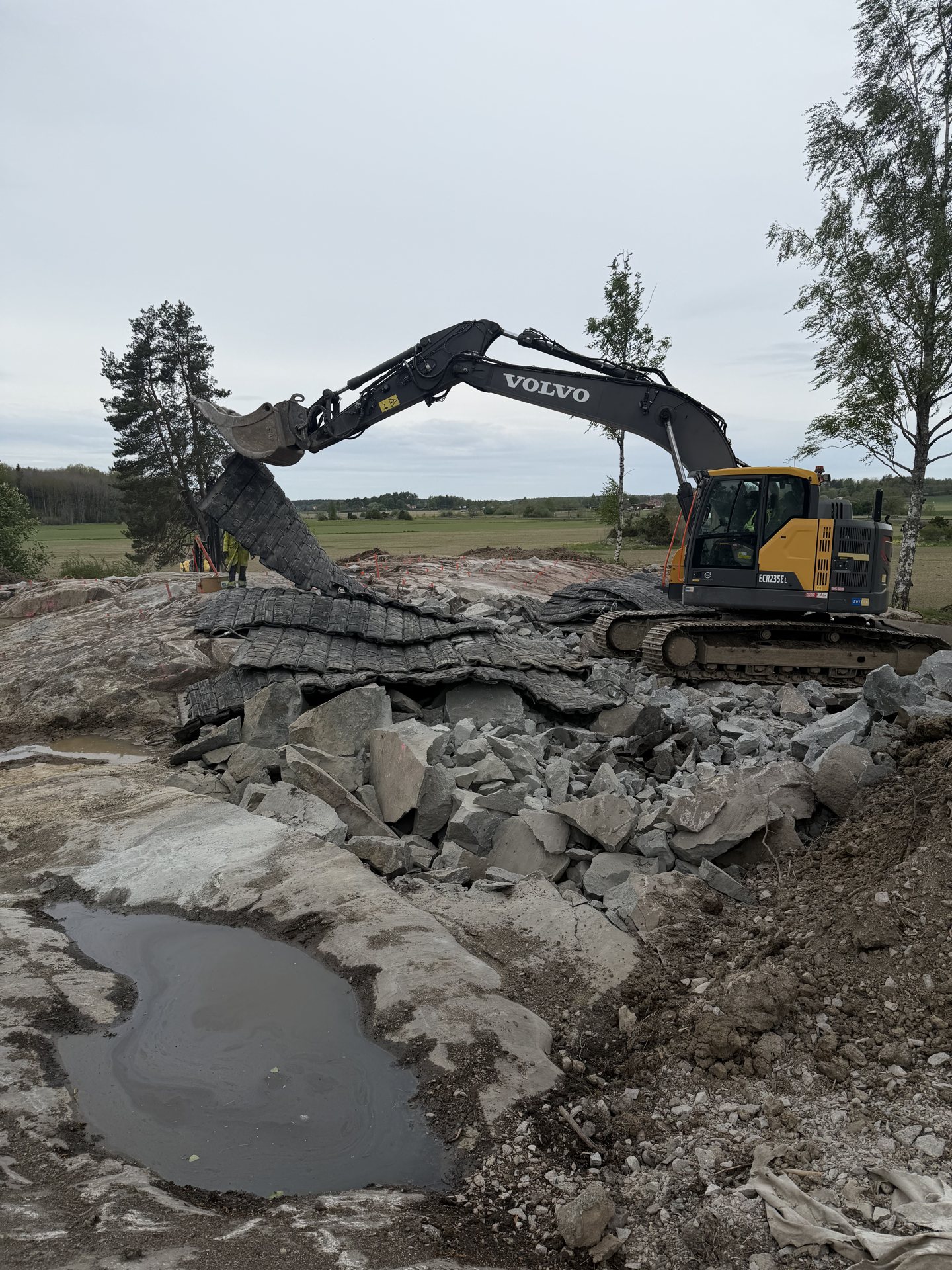 Grävmaskin i drift på arbetsplats