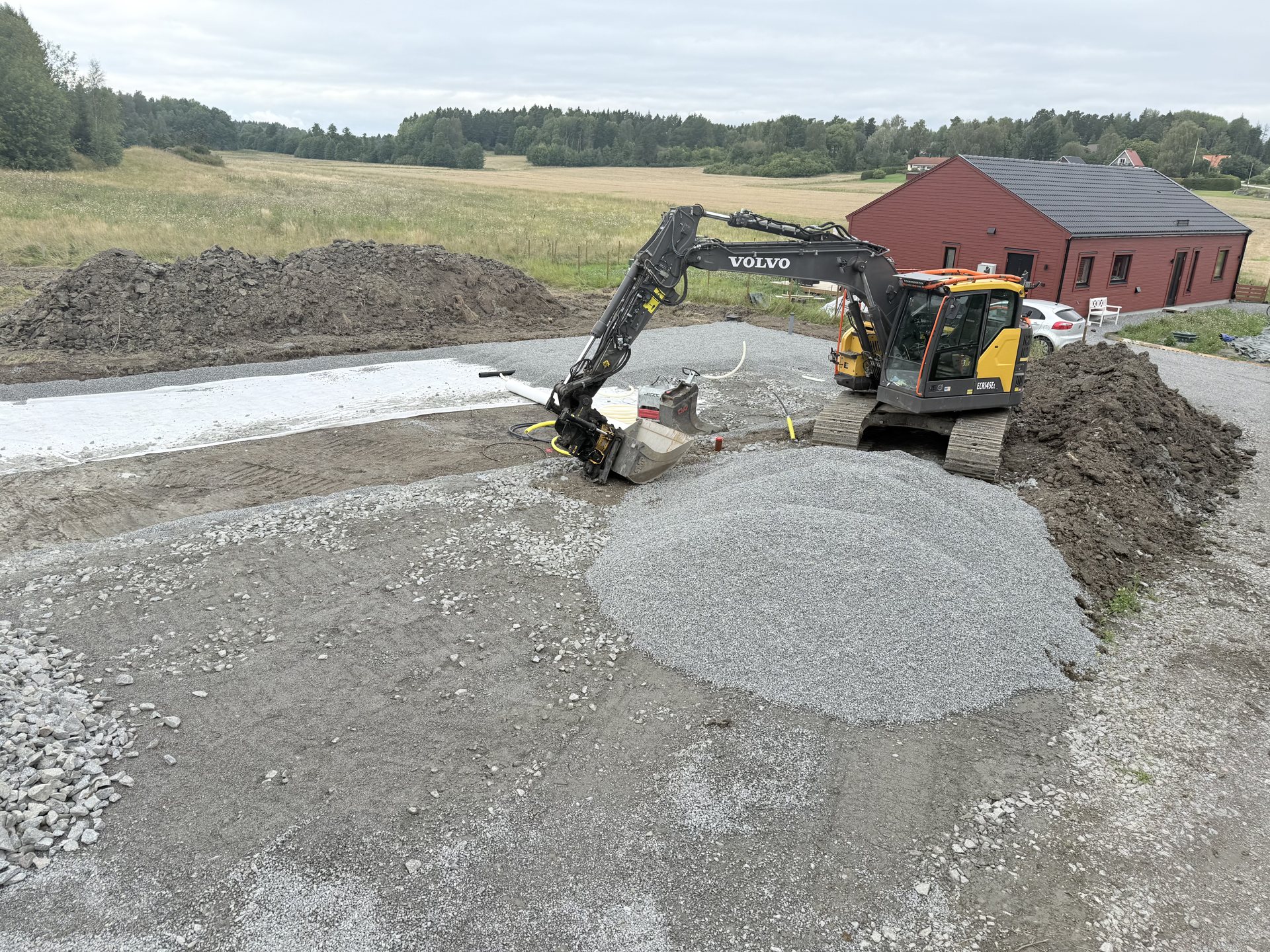 Markarbete och finplanering intill bostadshus